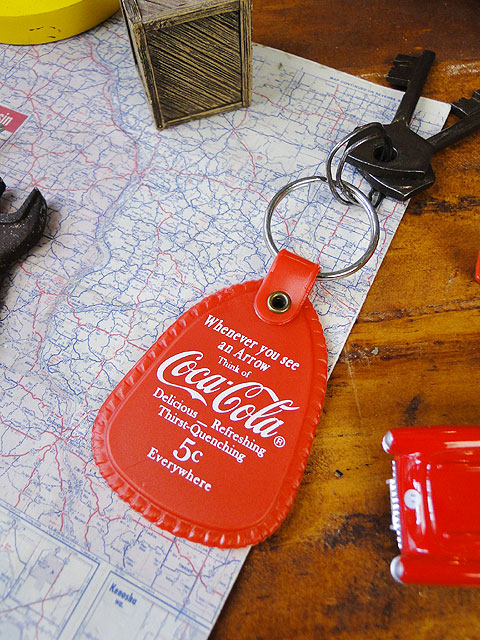 楽天市場 コカ コーラ サドルキーホルダー アメリカ雑貨 アメリカン雑貨 インテリア 人気 アメリカ 雑貨 キーホルダー おしゃれ メンズ キーリング 鍵 人気のアメリカ雑貨屋 ブランド かわいい ファッション ロゴ アメリカ雑貨通販キャンディタワー