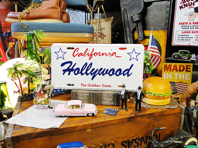 ハリウッドのライセンスプレート おしゃれ かっこいい男の部屋 アメリカン雑貨 アメリカ看板 アメリカ雑貨 インテリア ウォールデコレーション サインプレート ティンサイン ナンバープレート ブリキプレート 人気 壁面装飾 壁飾り 西海岸 西海岸スタイル 雑貨 卸し