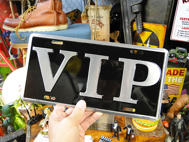 V I P のライセンスプレート ナンバープレート アメリカ看板 サインプレート アメリカ雑貨 インテリア 人気 アメリカン かっこいい男の部屋 おしゃれ Cmプレート ティンサイン ブリキプレート 壁飾り 内装 壁面装飾 Marcsdesign Com