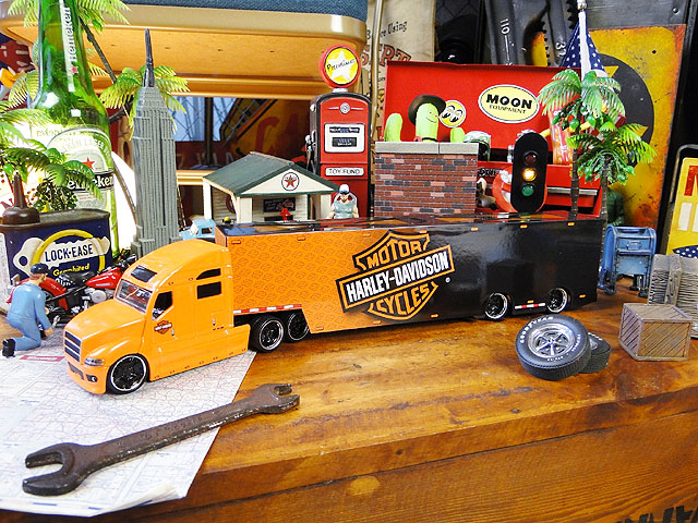 楽天市場 マイスト ハーレーダビッドソンのコンボイトレーラーのミニカー 1 64スケール オレンジヘッド ミニカー アメ車 アメリカ雑貨 アメリカン雑貨 アメリカ 雑貨 インテリア こだわり派が夢中になる人気のアメリカ雑貨屋 小物 モデルカー 正規品 Harley