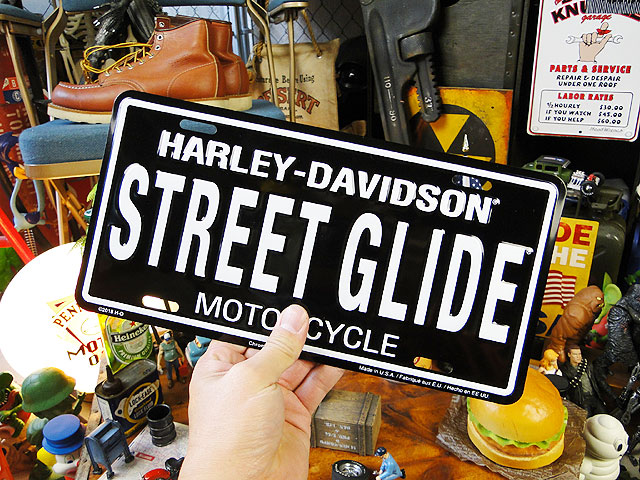 新着セール ハーレーダビッドソンのライセンスプレート ストリートグライド ナンバープレート アメリカ看板 サインプレート アメリカ雑貨 インテリア 人気 アメリカン かっこいい男の部屋 おしゃれ Cmプレート ティンサイン ブリキプレート 壁飾り 内装 壁面装飾 Cmdb Md