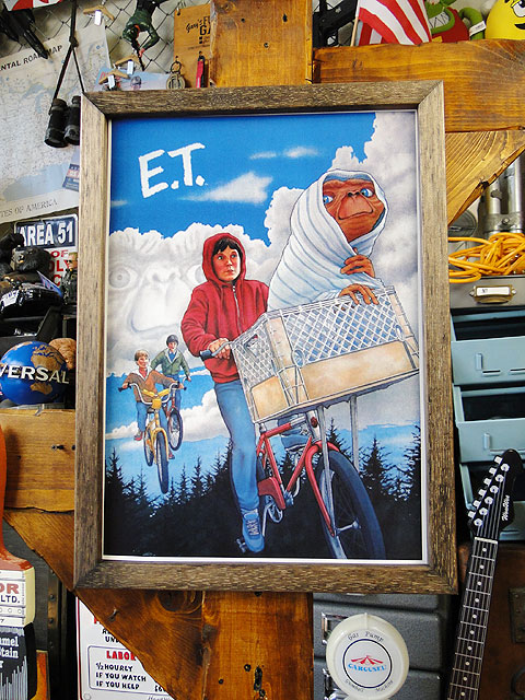 楽天市場】ポスターフレーム（E.T./ヒーリング）  アメリカ雑貨 アメリカン雑貨 壁掛け 壁飾り インテリア雑貨 おしゃれ 人気 アンティーク  壁面装飾 絵 装飾 ディスプレイ パネル ウォールデコレーション アメキャラ ポスター レトロ : アメリカ雑貨通販キャンディタワー