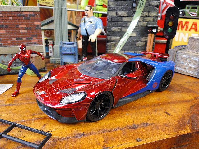 Jada　マーベル　アベンジャーズ　スパイダーマン　＆　2017年　フォードGT　ダイキャストミニカー　1/24スケール　　アメリカン雑貨　アメリカ雑貨　モデルカー　ジオラマ　グッズ画像