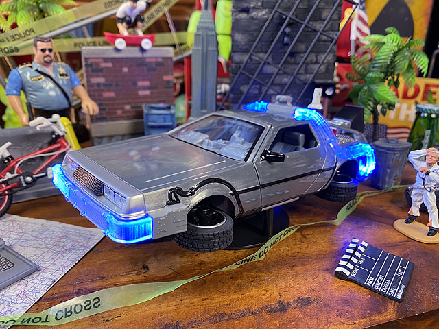 Jada　映画　バック・トゥ・ザ・フューチャー　パート2　空飛ぶデロリアン　ダイキャストミニカー　1/24スケール　（LEDライト搭載）　アメリカン雑貨　アメリカ雑貨　バックトゥザフューチャー  映画　グッズ　モデルカー　ジオラマ　インテリア　おしゃれ　BTTF