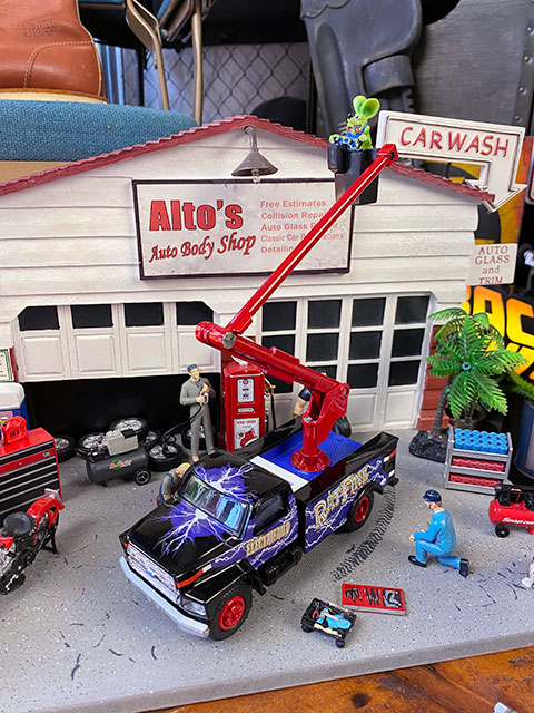 オートワールド 1:32 ラットフィンク・ガレージ　ウィズ　トゥトラック　セット 4b6a80c8a1028bec8c009bc4421997