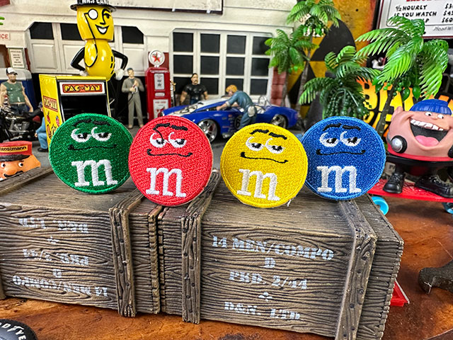 ｍ＆ｍ’ｓ★エムアンドエムズ　アメキャラ　アイロンワッペン Amazon.co.jp: ワッペン エムアンドエムズ （M&M's ブルー） アイロン