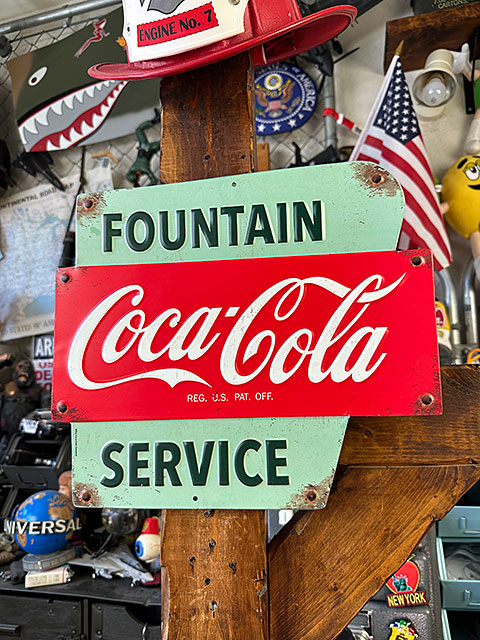 コカ・コーラ　ファウンテンサービス　エンボスティンサイン　ブリキ看板　アメリカン雑貨　アメリカ雑貨　グッズ　コカコーラ