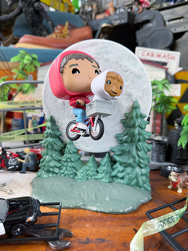 ファンコポップ　映画　E.T.　エリオット　＆　E.T.　飛行シーン　フィギュア　背景ジオラマ付き　（蓄光バージョン）　アメリカン雑貨　アメリカ雑貨　映画グッズ　おしゃれ　ショップインテリア 10,230円