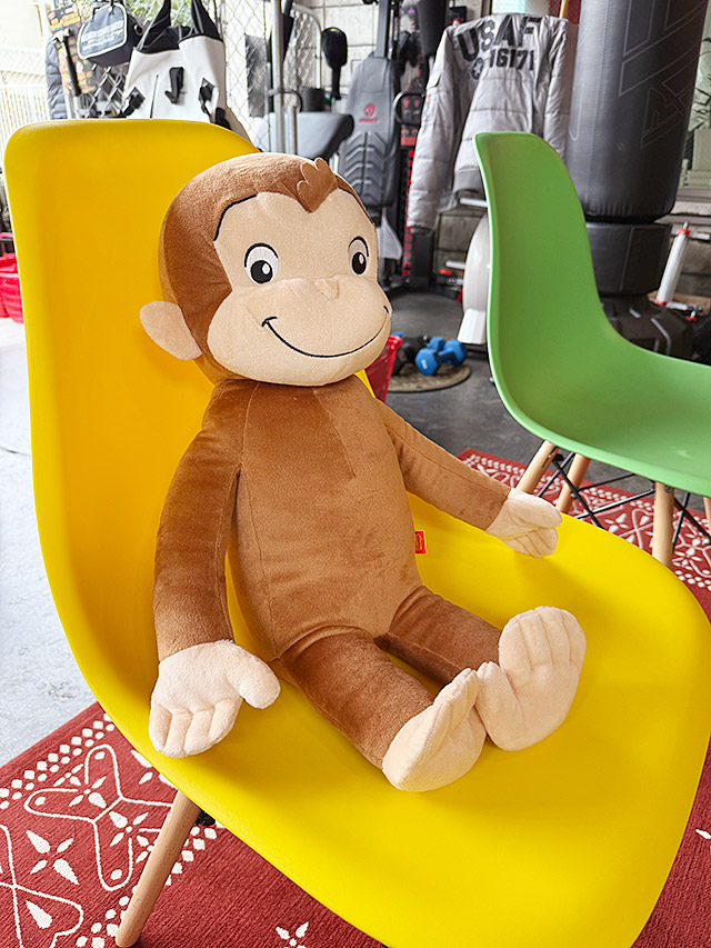 おさるのジョージ　ぬいぐるみまとめ売り おさるのジョージ ぬいぐるみ まとめ売り 3体セット - メルカリ