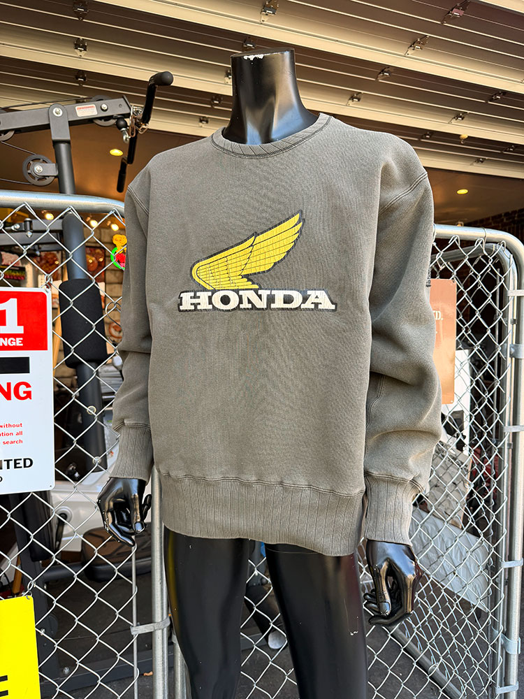 HONDA ホンダ 80年月日舞台の袖ロゴタイプ 公式的 ヴィンテージスウェット 裏起毛 （濃灰色） アメリカン雑貨 亜米利加雑貨 グッズ 今めかしい かっこいい 車宿り雑貨 ガレージング雑貨 自動自転車 バイ鉄道車両 アメカジ 調教師 ブランド名