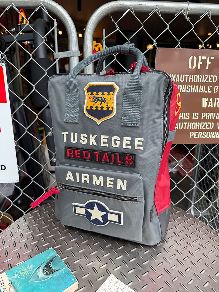 USAF　アメリカ陸軍航空軍　タスキーギ　エアメン　バックパック　リュック　14.5Lサイズ　RED CANOE　レッドカヌー　アメリカン雑貨　アメリカ雑貨　ミリタリーグッズ　ミリタリー雑貨　サバイバルゲーム　アメカジ　カジュアル　おしゃれ　かっこいい　カバン　鞄｜アメリカ雑貨通販キャンディタワー