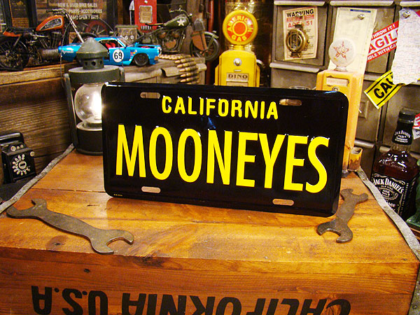 ムーンアイズのライセンスプレート カリフォルニア ブラック ナンバープレート アメリカ看板 サインプレート アメリカ雑貨 インテリア雑貨 アメリカン雑貨 かっこいい男の部屋 おしゃれ Cmプレート ティンサイン ブリキプレート 壁掛け インテリア 標識看板 中華の