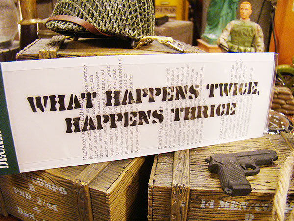 人気ショップが最安値挑戦 ことわざステンシル転写ステッカー 二度あることは三度ある 自分仕様だから愛着も強くなる こだわり派が夢中になる人気のアメリカ雑貨屋 ステッカー アメリカン雑貨 車 バイク スーツケース デカール シール ヘルメット 世田谷ベース スマホ