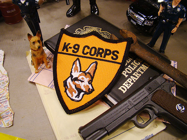 K9ポリスのワッペン ■ 自分仕様だから愛着も強くなる!アメリカ雑貨屋 アメリカン雑貨 おしゃれ アルファベット エンブレム アメ雑貨 アイロン 手芸 クラフト パッチ 人気 刺繍 接着 カッコイイ ファッション ミリタリーグッズ アップリケ