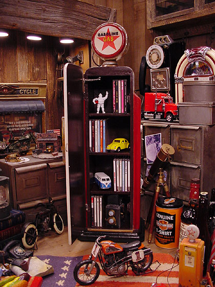 楽天１位 アメリカ雑貨 通販 前面が扉になっていて 手前に引くとcdで約54枚収納可能なスペースが出現 キャビネット 雑貨 アメリカン雑貨 レッドスターガソリンのガスポンプcdタワー アメリカ おもしろ雑貨 Cdラック おもしろグッズ おしゃれ 人気 オーディオ