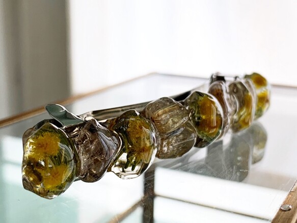 楽天市場 感謝 の花言葉を持つミモザ 強運を引き寄せるルチルクォーツ バレッタ 髪飾り ヘアアクセサリー ヘアアレンジ ハンドメイド レジン 樹脂 ヘアアクセサリー おしゃれ かわいい 天然石 ヘアアクセ さざれ石 細石石 パワーストーン 花 ドライフラワー 生花