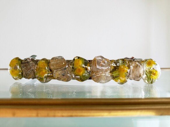 楽天市場 感謝 の花言葉を持つミモザ 強運を引き寄せるルチルクォーツ バレッタ 髪飾り ヘアアクセサリー ヘアアレンジ ハンドメイド レジン 樹脂 ヘアアクセサリー おしゃれ かわいい 天然石 ヘアアクセ さざれ石 細石石 パワーストーン 花 ドライフラワー 生花