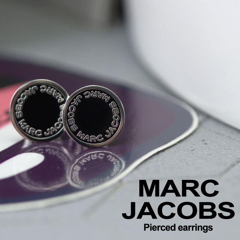 超可爱の レディース Enamel Disc Logo エナメル ディスク ロゴ ピアス マークジェイコブス ジュエリー Jacobs Marc M 068 ギフト プレゼント 新社会人 40代 30代 代 記念日 誕生日 女性 彼女 両耳 大人 上品 小さい 華奢 小さめ ロゴ