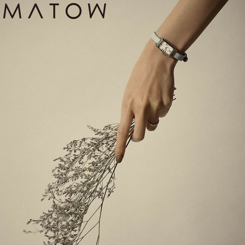 早割クーポン 当日出荷 大注目ブランド マトウ 腕時計 四季 冬 Matow Shiki Fuyu 女性 レディース ホワイト ライトブルー 時計 Mw0001bluss 新作 北欧 華奢 スクエア型 四角 レトロ 大学生 学生 淡色 おしゃれ インスタ 小さい アンティーク ブルー