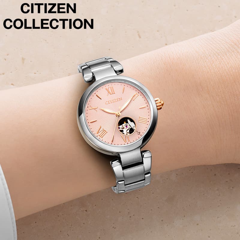 【最大12,100円引き】【20％OFF】 シチズン 腕時計 CITIZEN 時計 シチズンコレクション COLLECTION レディース ピンク ステンレス ベルト シルバー 機械式 自動巻き PR1050-50W シンプル カジュアル 高級感 上品 オフィス 可愛い 彼女 妻 母 おしゃれ ブランド プレゼント｜ブランドアクセと腕時計のカプセル 31,460円