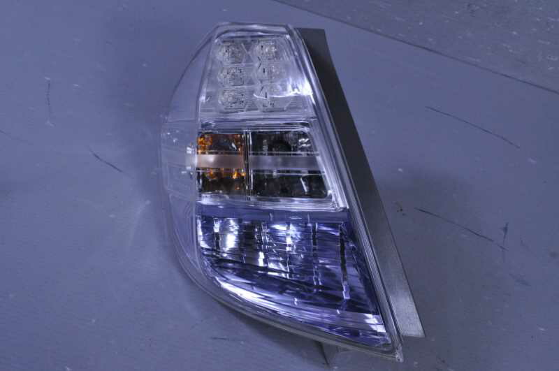 Yahoo!オークション フィット 6BA-GR1 右テールランプ LED点灯OK