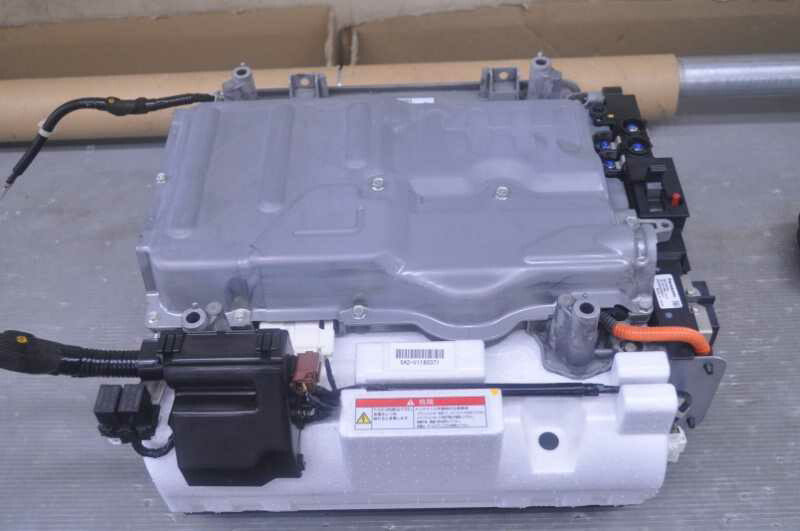 2CW2035IC4 ) インサイト ZE2 純正ハイブリットバッテリー用ブロアモーター　1J810-RBJ-0031 2代目4ドアインサイト（ZE2）のハイブリッドバッテリーを分解中 | 茨城