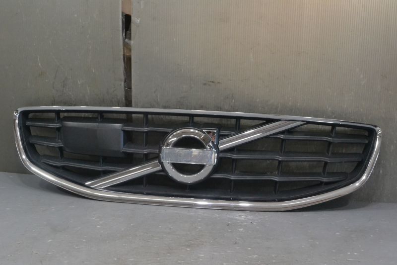 ボルボ V60 FB 純正 グリル シルバーメッキ×グレー素地 31383750 JJ5 ボルボ V60(FB4164T) 純正 フロント グリル k086686 中古