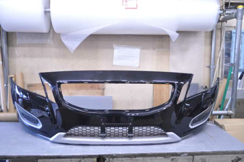 ボルボ S60 右ハンドル 740 前期(FB4164T) 純正 フロントバンパー 黒 k085537 中古20240820