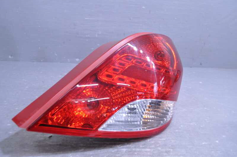 プジョー 207 後期(A75F01) 純正 破損無 取付OK 動作保証 右 テールライト LED点灯OK テールランプ / 9686565980-00 k088123 中古20250109