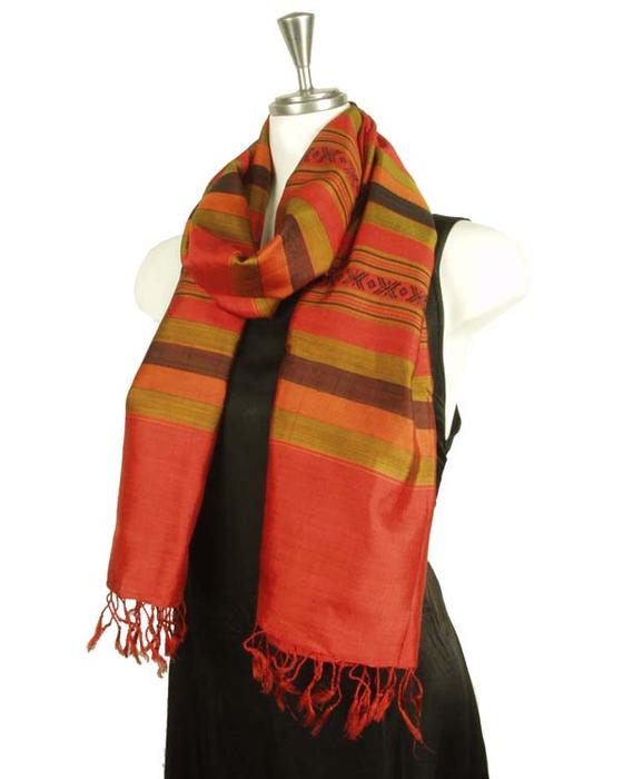 最新人気短納期 民族布 カラフルで美しい織り柄の絹織物 ユニセックスで楽しめます タペストリーにもおすすめ 手織り ターイ族 送料無料 ベトナム 少数民族 ショール シルク ターイ族 ショール 民族布 大判 メンズストール 幅広 日本製即出荷