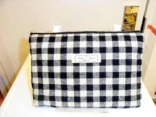 移動ポケットポーチサイズマスクを入れたりスマホを入れたり眼鏡を入れたり毎日 使う小物が入ります ポケットが付いていないトートバックの内ポケットにおすすめです クリップがはさめるバックにおすすです メール便可 Jurisaxis Com