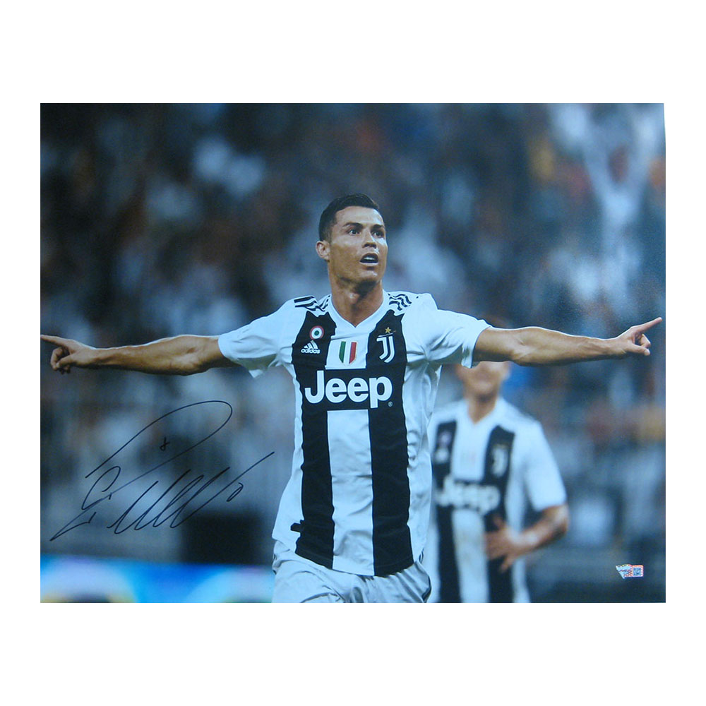 クリスティアーノ ロナウド ユヴェントス 直筆サインフォト Cristiano Ronaldo Juventus Hands Out Autographed 16x Photo 7 27入荷 Tajikhome Com