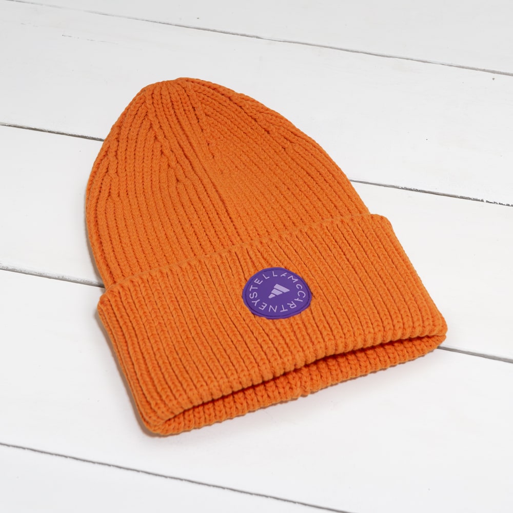 ADIDAS BY STELLA MCCARTNEY [アディダス バイ ステラ マッカートニー] ロゴ ビーニー 3A IK6895 オレンジ ORANGE コラボ / スポーティー / カジュアル / ニット帽 / ユニティオレンジ / オーガニックコットン /