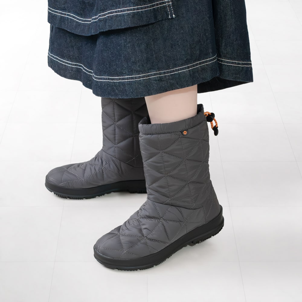 BOGS [ボグス]キルティングウォータープルーフハーフスノーブーツ4A 72238 013 CHARCOAL 濃灰色薄墨色 SNOW DAY MID スノーデイ定番 / 大人気 / 雨合羽 / 雪 / 滑りにくい / 遊撃手 / 真っただ中 / 新色 /