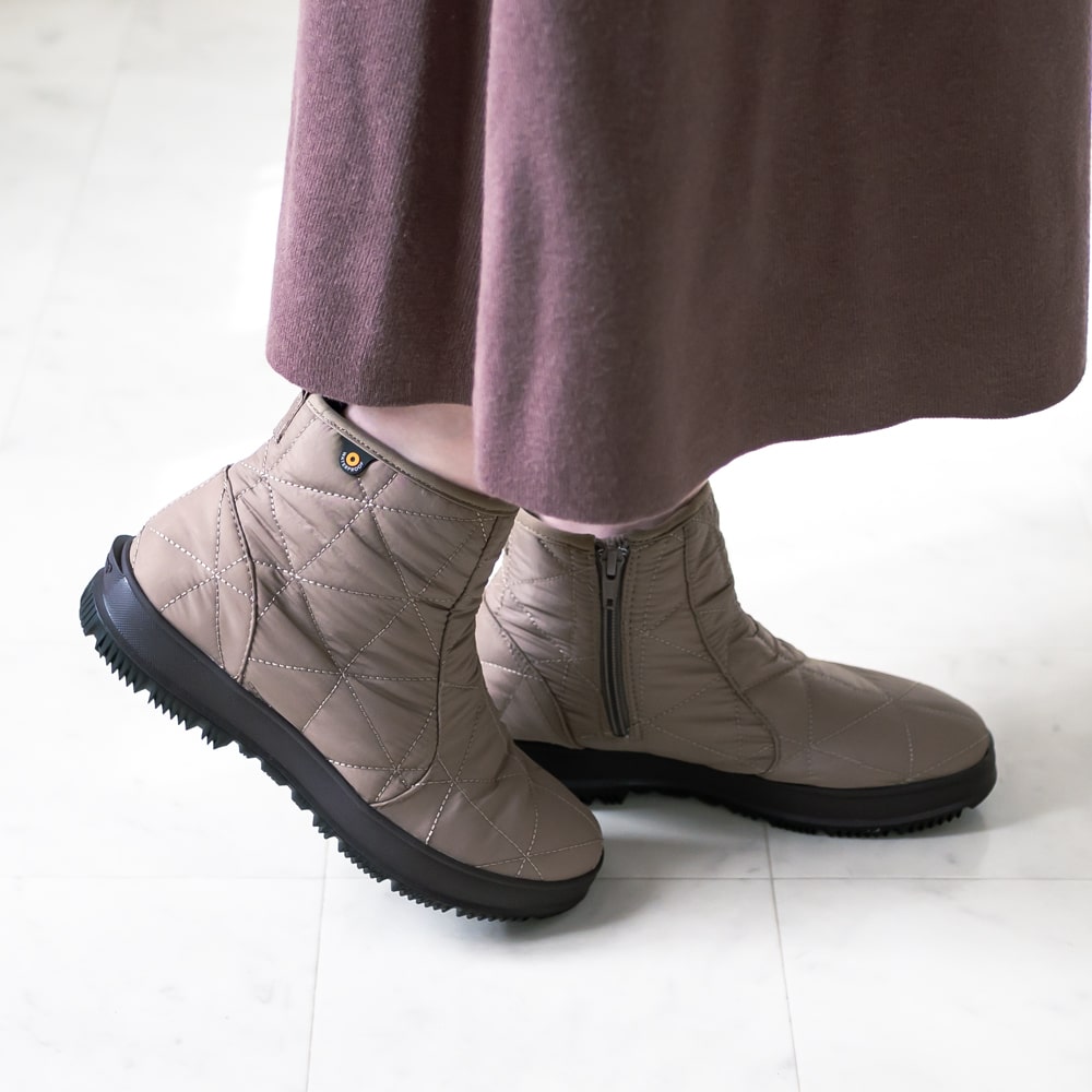 BOGS [ボグス]キルティングウォータープルーフショートスノーブーツ4A 72239 258 ベージュ グレージュ FOSSIL SNOW DAY LOWスノーデイ 置き目 / 雨合羽 / アンクル / 滑りにくい / 天然ゴム底 / 雪