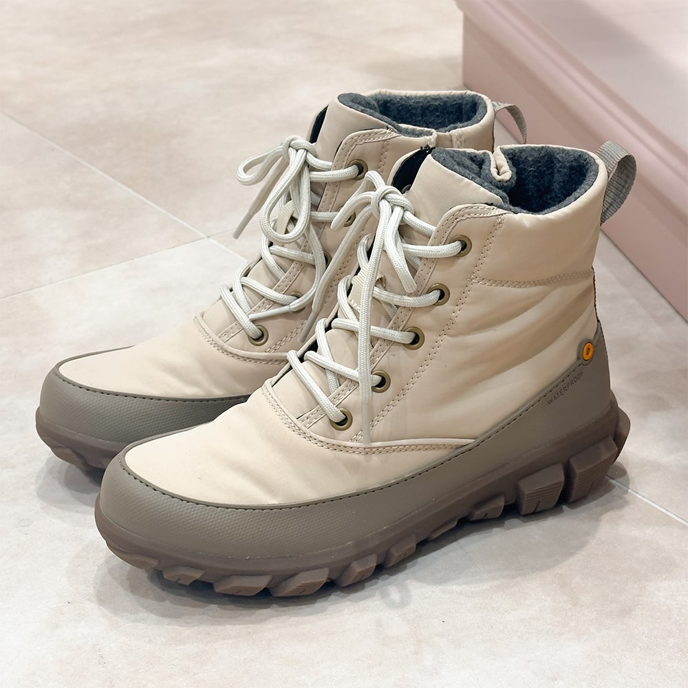 BOGS [ボグス]シーダーミドルシューレースショートスノーブーツ5A 79189 283 SAND STONE 真砂石ころ 皮膚軟化剤ベージュ CEDAR MID SHOELACEジッパー / 雨合羽 / アンクル / 滑りにくい / 天然ゴム底 / 雪 /