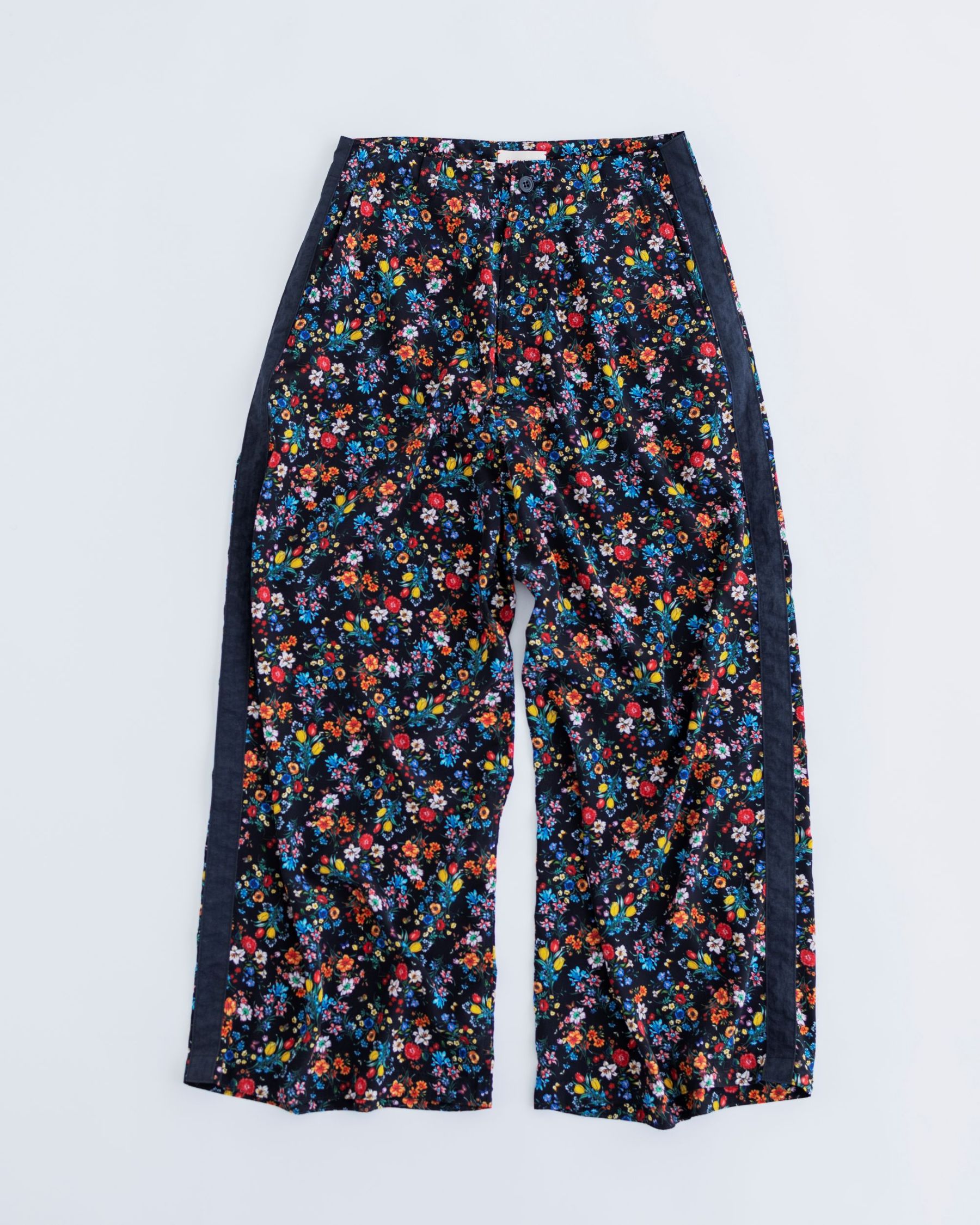 MEYAME / SIDE LINE WIDE PANTS (FLOWER) BLACK メヤメ ワイドパンツ 花柄