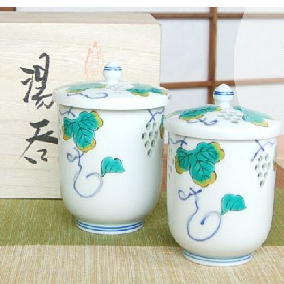 有田焼 水晶彫ぶどう （ペア）蓋付湯呑（木箱入） 10,150円