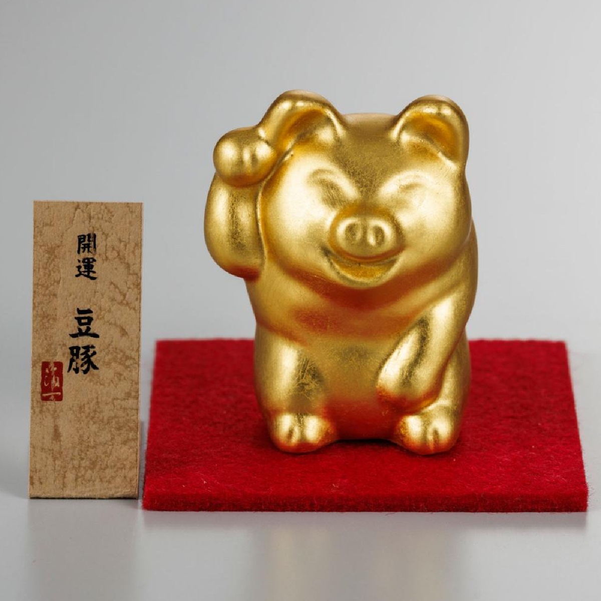 金沢箔 開運　豆豚 多産の豚は、健康運や家庭運向上の縁起物。世界の様々な国で、幸運を招く生き物とされています。