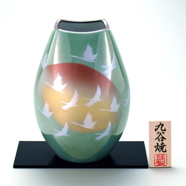 日本の言い慣わし芸術品【九谷焼】8号ナツメ花立て 群鶴 (花台付)