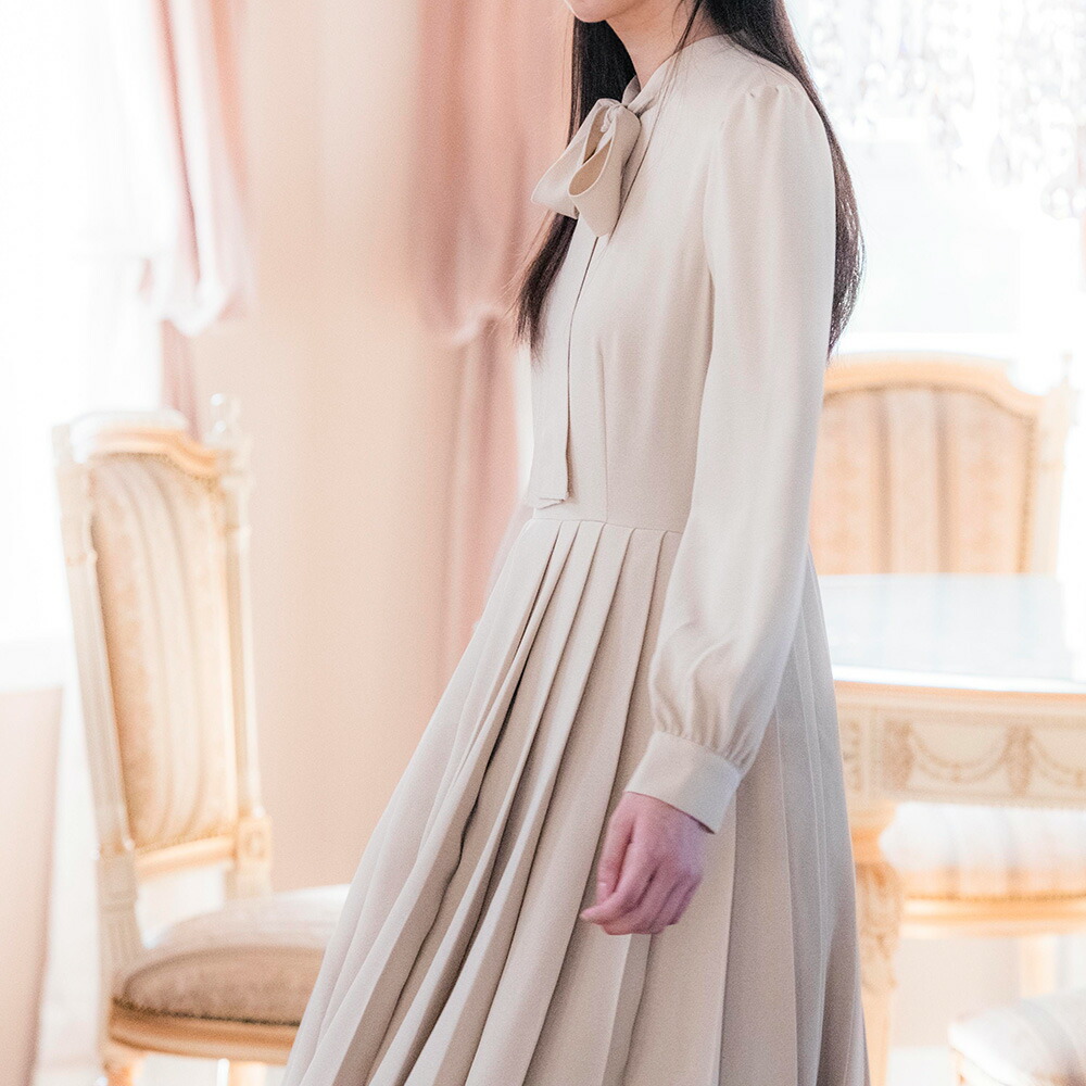 新作販売 レディースきれいめワンピース おしゃれな通勤着として 結婚式二次会やママは卒園式や入学式フォーマルシーンに使えるプリーツワンピ紺 ベージュ 5000円offクーポン対象 フォーマル ボウタイプリーツワンピースtak Eop キャサリンコテージ 激安通販専門