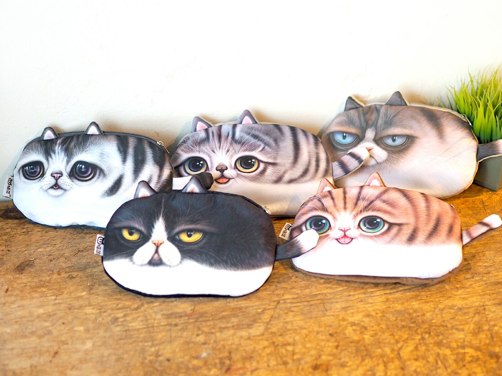 お出かけ猫さん刺繍　羊毛フェルト生地のポーチ c103-02.jpg