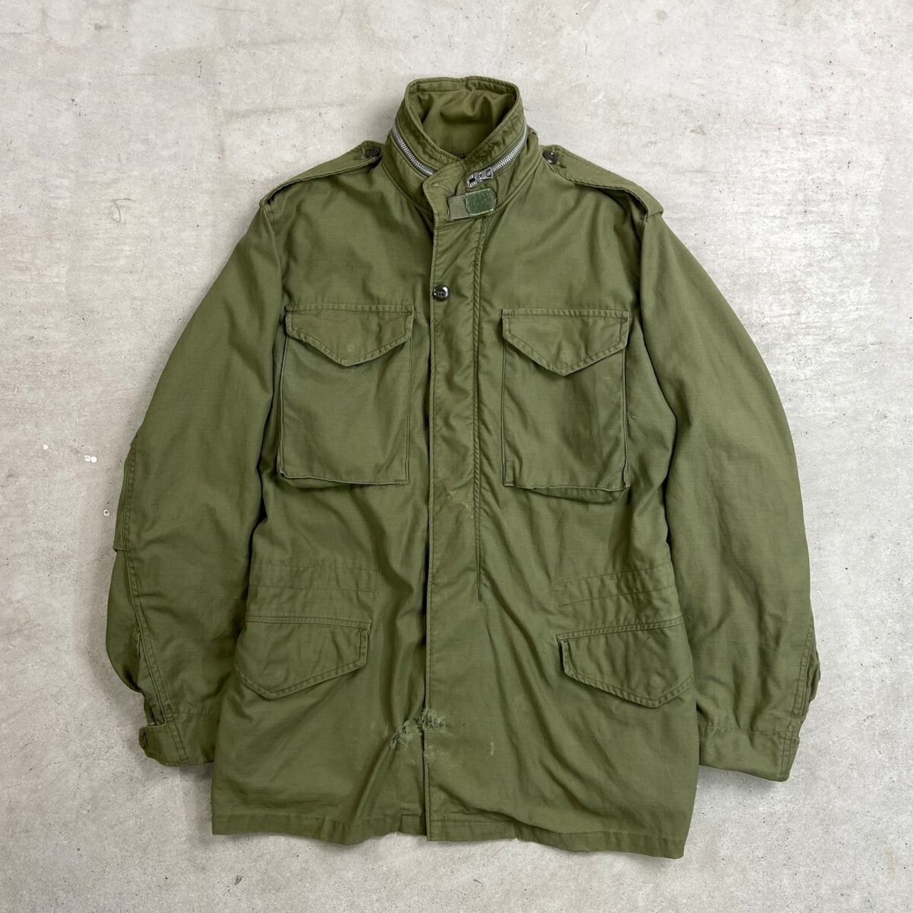60~70年代 U.S.ARMY 米軍実品 M-65 2nd フィールドジャケット メンズM相当 古着 60s 70s ヴィンテージ VINTAGE アルミジップ SCOVILLジッパー フード収納型 オリーブグリーン【中古】｜古着通販 cave古着屋