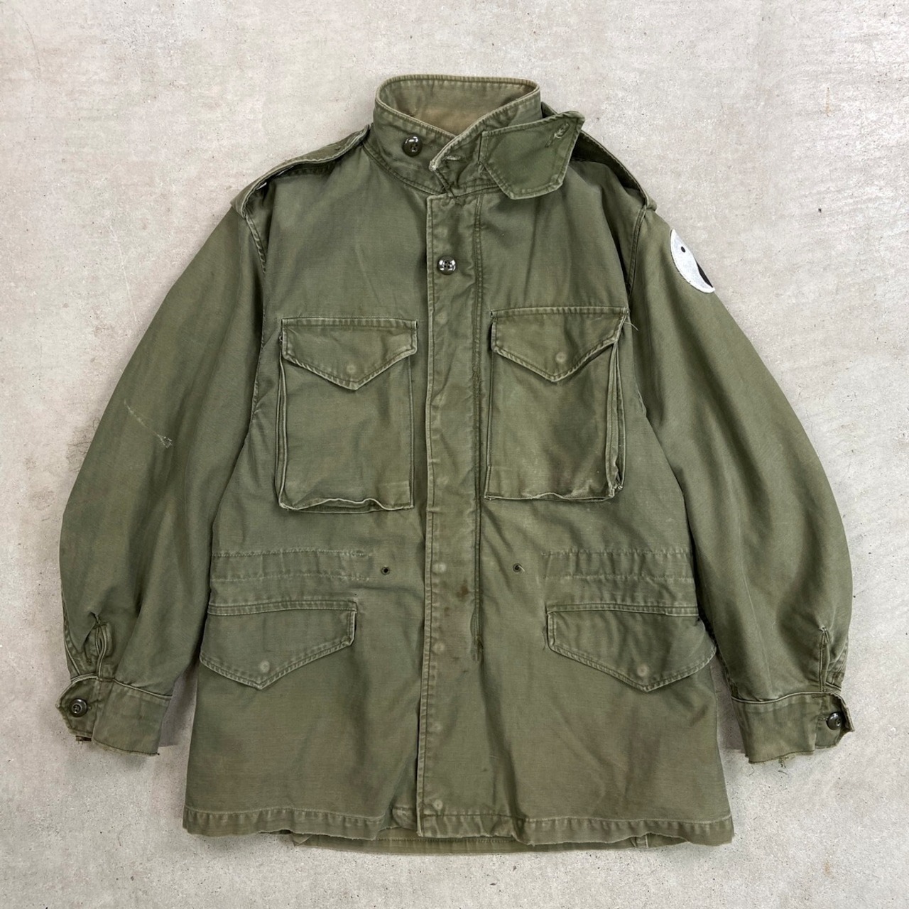 64年納品 U.S.ARMY 米軍実品 M-51 後期型 ミリタリーフィールドジャケット メンズS相当 古着 60s M-1951 ヴィンテージ VINTAGE ストームフラップ 陰陽 カスタム ワッペン付き オリーブグリーン