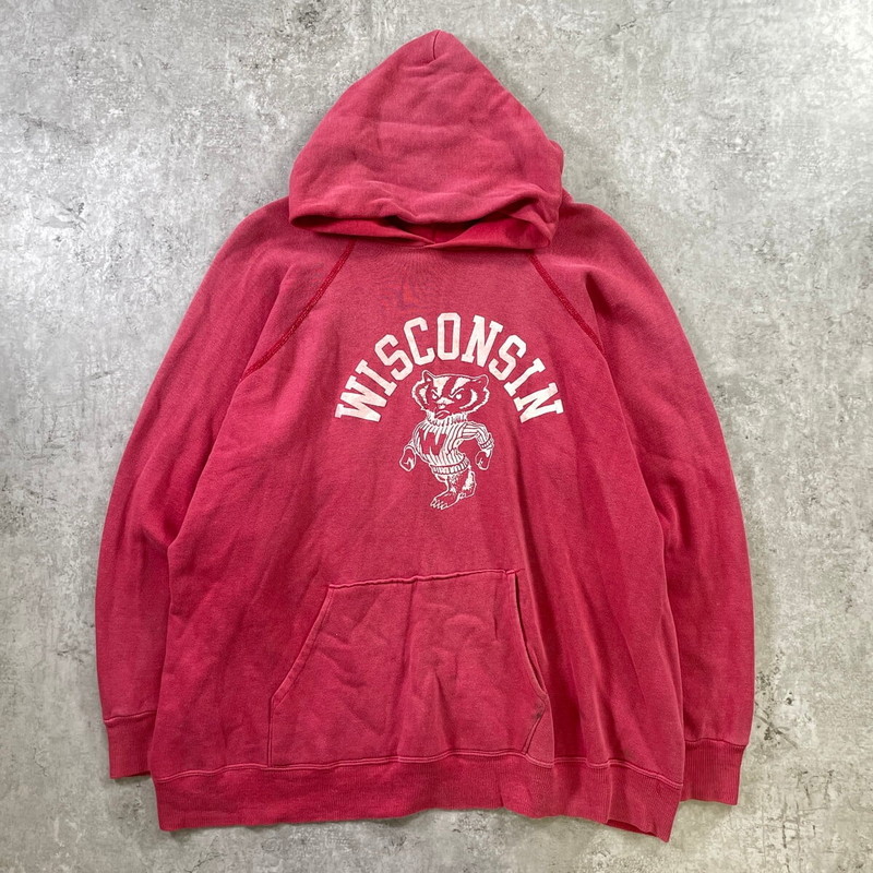 80年代 USA製 Champion チャンピオン Wisconsin Badgers バッキー君 カレッジチーム フロッキープリント スウェットパーカー メンズL相当 古着 80s VINTAGE ヴィンテージ アメカジ アーチロゴ 雰囲気系トリコタグ 目無し ラグランスリーブ フェードレッド|古着通販 cave古着屋