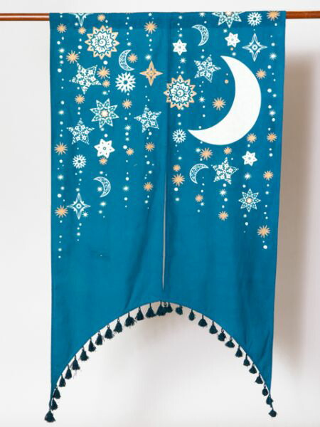 ジョバンニノレンエスニックチャイハネ公式ISAP83B9月と星たちが輝く夜空をイメージしたテキスタイルのノレン。アーチ状になった裾のタッセルがポイントです。