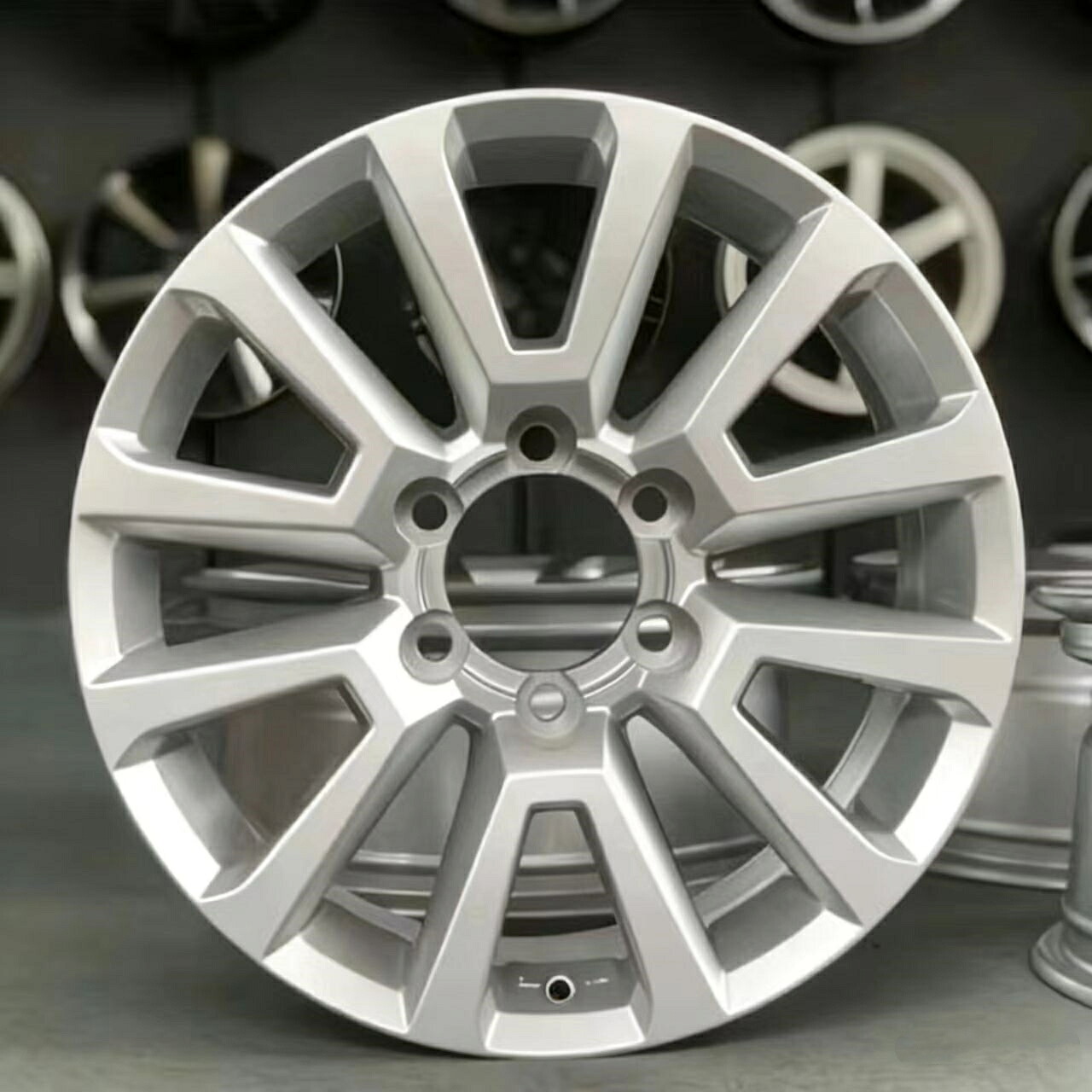 TOYOTA プラド 2700 / FJ / フォーチュナー対応 18インチ アルミホイール 4本セット 銀色