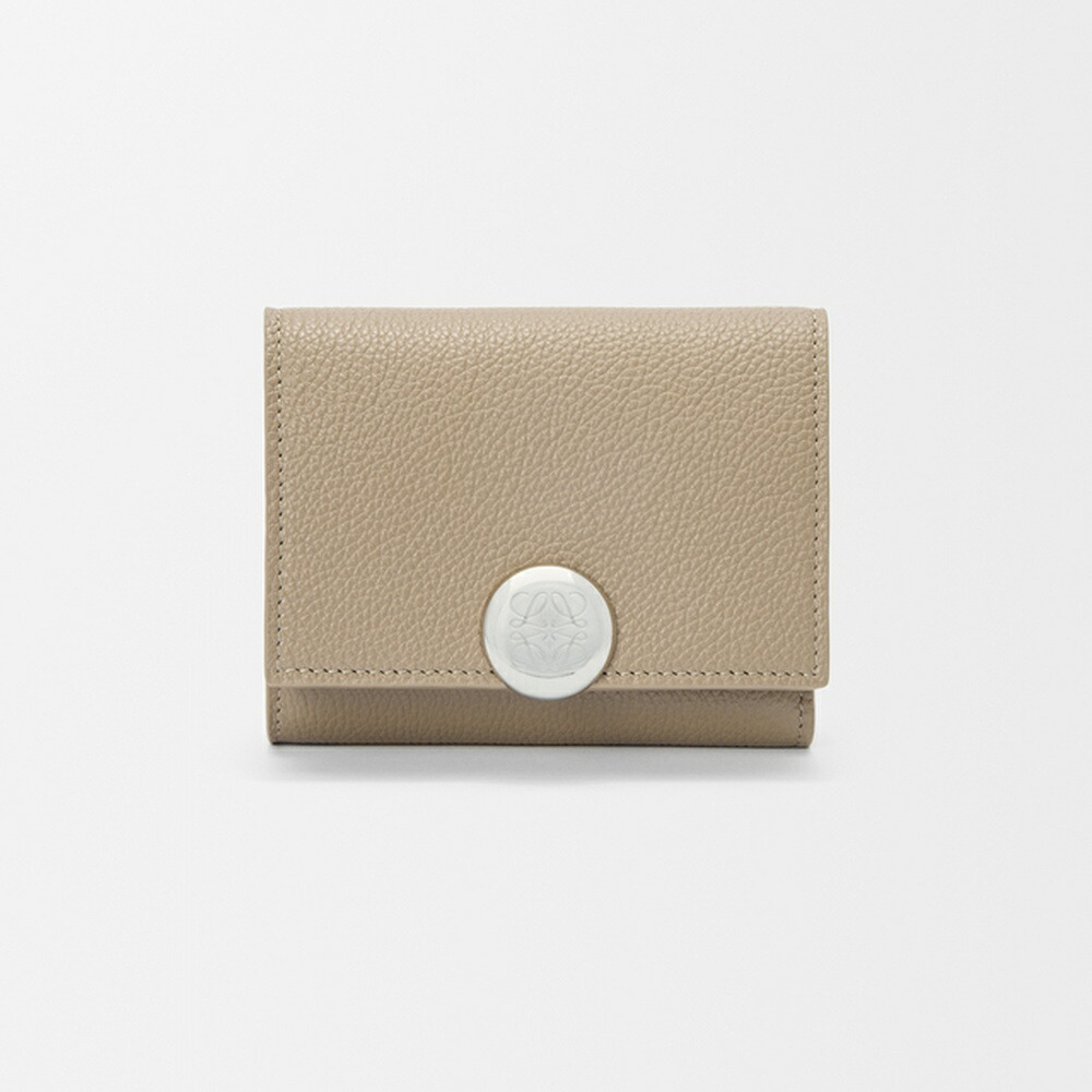 ロエベ LOEWE 2025秋冬レディース ペブル トライフォールド ウォレット 財布（ペブルグレインカーフ）【クレイ 】【送料無料】【正規品】