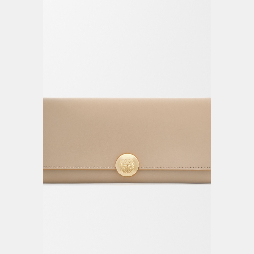 ロエベ LOEWE 2025秋冬レディース ぺブル コンティネンタル ウォレット 財布（シャイニーナパカーフ）【サンド 】【送料無料】【正規品】