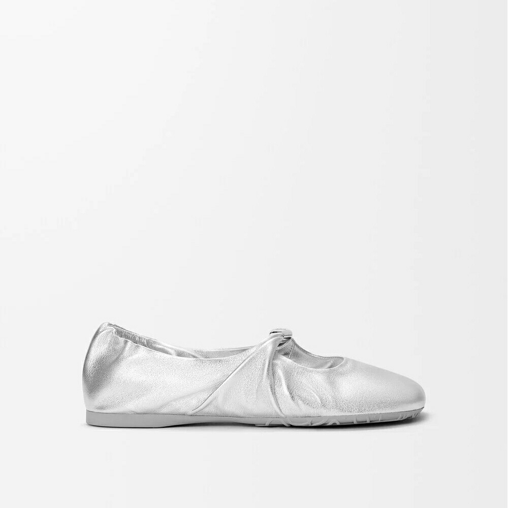 ロエベ LOEWE 2026春夏レディース Pebble Soft ballerina インチ laminated nappa lambskin パンプス【しろがね色 】【貨物輸送無料】【定まり品】